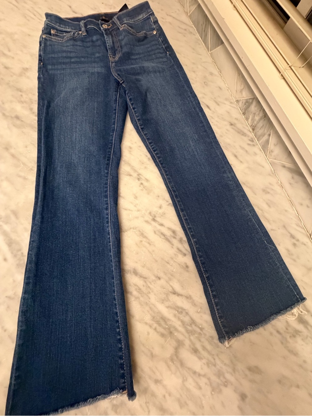 7 For All Mankind Womens cropped jeans - Dark Blue Jeans. Size 26 - 24’ inseam.